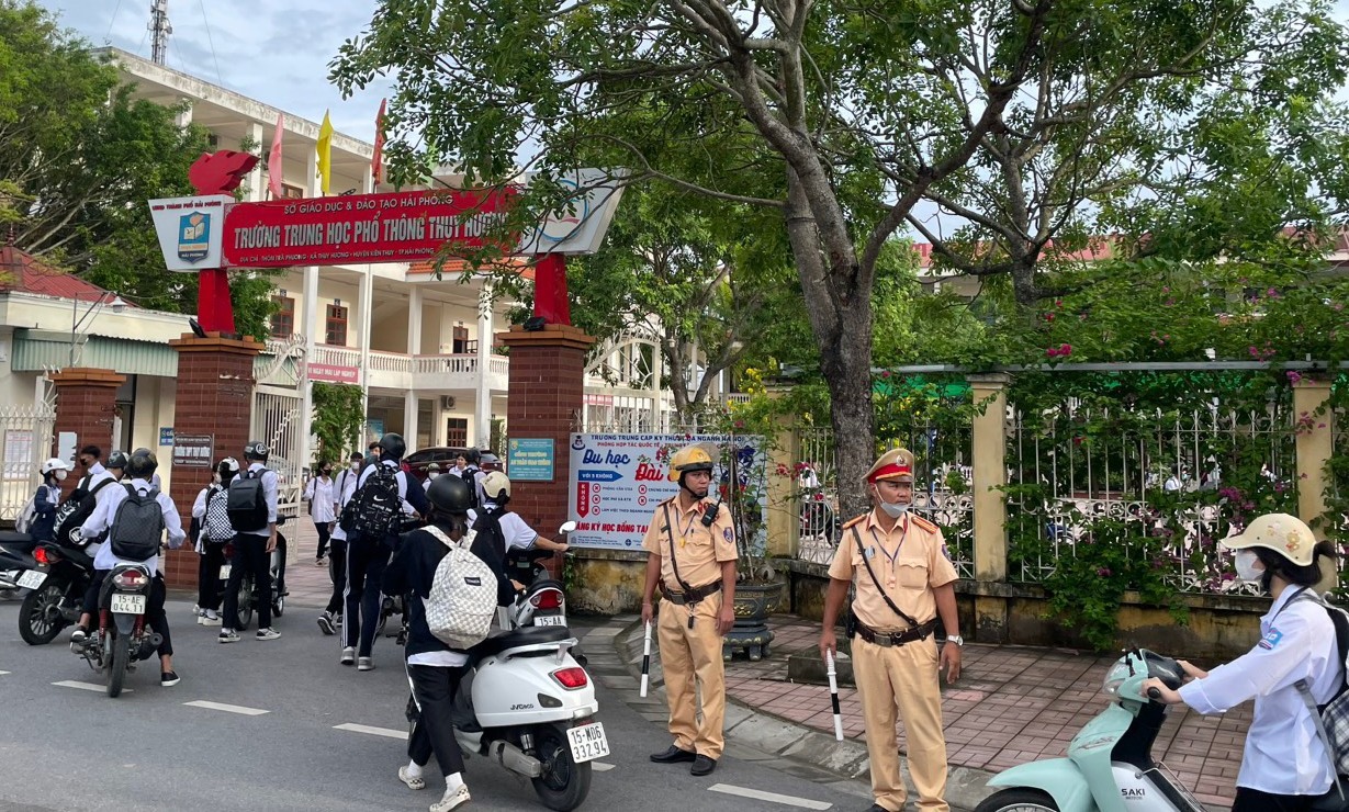 Công an huyện Kiến Thuỵ ra quân tăng cường công tác bảo đảm an toàn giao thông cho học sinh